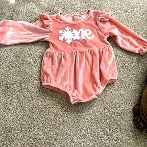 ONE outfit (worn for winter ONEDERLAND party) 18 months. Comes with bow.